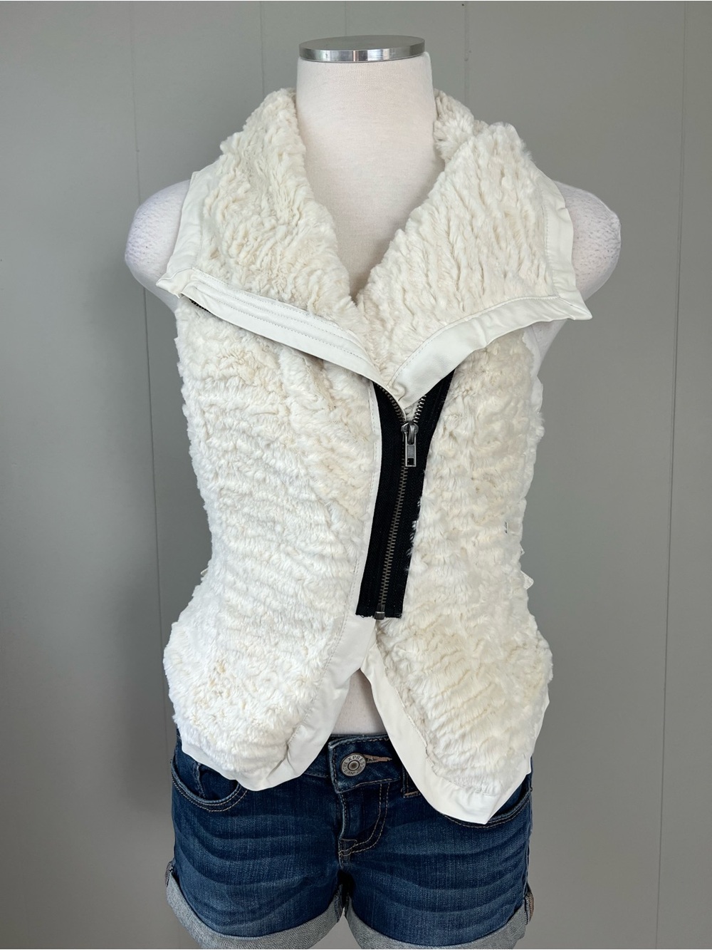 Love Tree Ivory Faux Fur Moto Vest Buckle Zip Size Small
